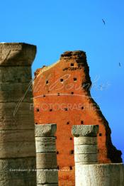 Image du Maroc Professionnelle de  Muraille près du minaret de la mosquée (Tour Hassan) qui fut construite à la fin du XIIe siècle par le Sultan Yacoub el Mansour (dynastie Almohade) désireux de construire la plus grande mosquée du monde doté de 400 colonnes, la construction n’a pas été achevé suite à la mort du sultan en 1199, La tour Hassan est le symbole de Rabat son esplanade abrite le Mausolée Mohammed V de Rabat, Jeudi 1er Mars 2007. (Photo / Abdeljalil Bounhar)

